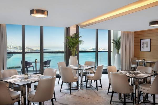 Innenbereich des Restaurants im Marriott Resort Palm Jumeirah in Dubai mit Blick auf das Meer und eine Stadt