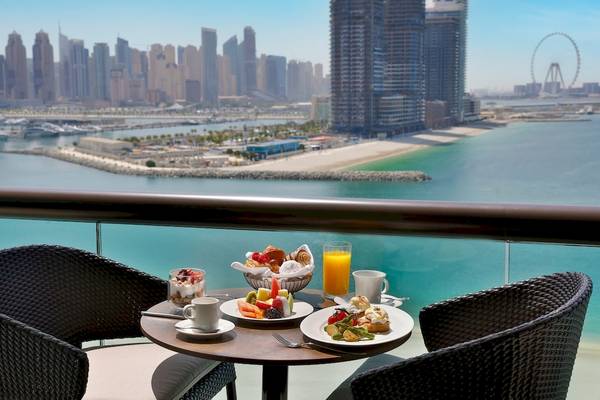 Frühstückstisch am Balkon des Marriott Resort Palm Jumeirah mit Blick auf Dubai
