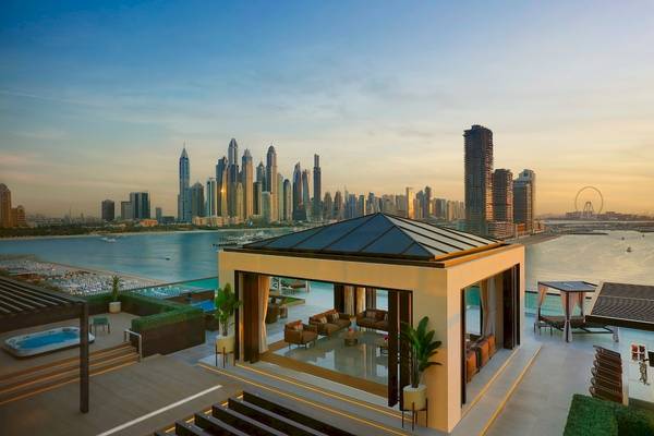 Aussicht auf das Marriott Resort Palm Jumeirah in Dubai mit Blick auf die Skyline und den Wasserpark.