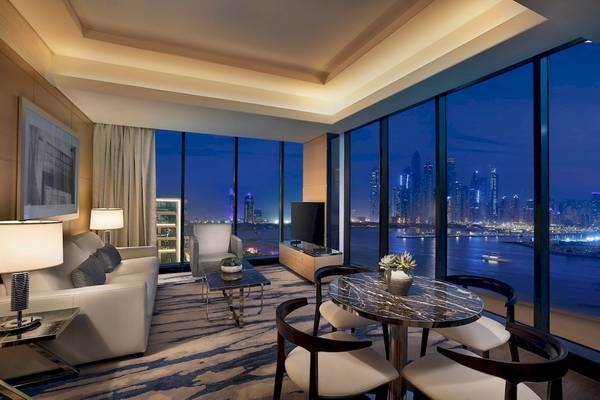 Suite im Marriott Resort Palm Jumeirah, Dubai, mit Blick auf die Stadt bei Nacht.