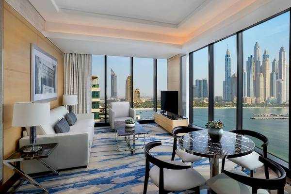 Luxuriöses Zimmer im Marriott Resort Palm Jumeirah, Dubai mit Blick auf die Skyline.