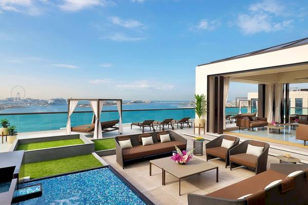 Terrasse des Marriott Resort Palm Jumeirah mit Blick auf das Meer und die Skyline von Dubai.