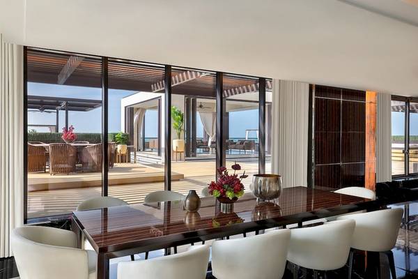 Innenansicht des Esszimmers im Marriott Resort Palm Jumeirah, Dubai, mit Blick auf eine Terrasse und einen Swimmingpool.