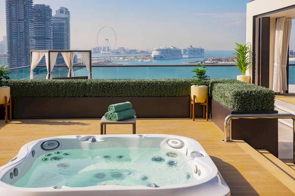 Terrasse des Marriott Resort Palm Jumeirah in Dubai mit Whirlpool und Blick auf die Stadt