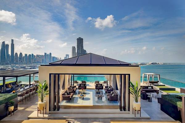 Obergeschoss-Terrasse des Marriott Resort Palm Jumeirah in Dubai mit Blick auf die Skyline und das Meer