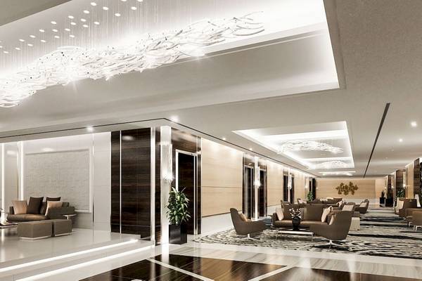 Innenansicht der Lobby des Marriott Resort Palm Jumeirah in Dubai mit modernem Design, Sitzbereichen und Pflanzen.