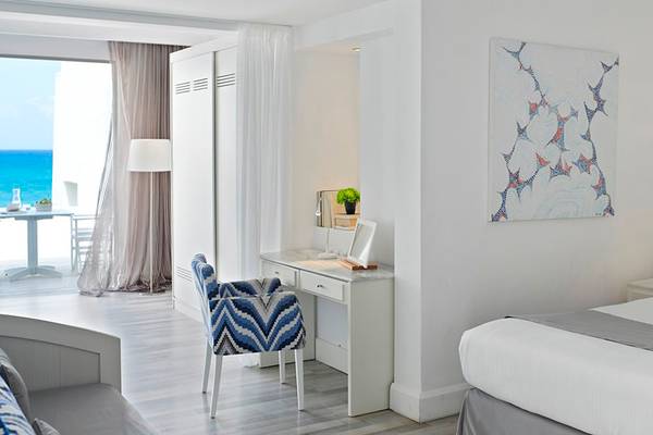 Knossos Beach Bungalows Suites Resort & Spa Zimmer mit Meerblick und moderner Einrichtung.