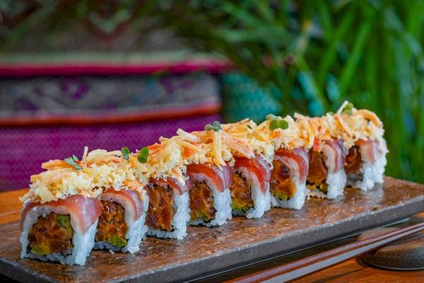 Mehrere Sushi-Rollen mit Toppings auf einer Holzplatte, serviert im Marriott Resort Palm Jumeirah, Dubai.
