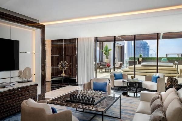 Wohnzimmer im Marriott Resort Palm Jumeirah mit Blick auf ein Schwimmbad und eine Stadtlandschaft.