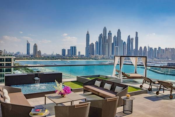 Aussicht von der Dachterrasse des Marriott Resort Palm Jumeirah in Dubai mit Blick auf die Skyline.