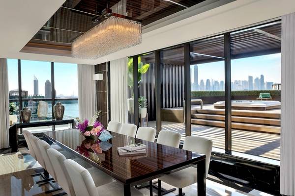 Speisezimmer im Marriott Resort Palm Jumeirah in Dubai mit Blick auf die Skyline