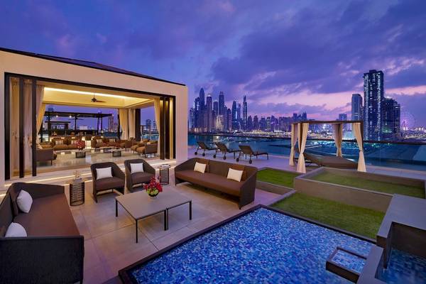 Aussenbereich des Marriott Resort Palm Jumeirah in Dubai mit Blick auf die Skyline.