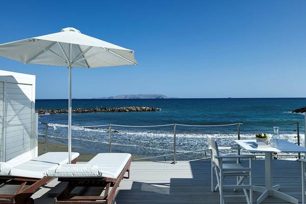 Terrasse mit Blick auf das Meer im Knossos Beach Bungalows Suites Resort & Spa
