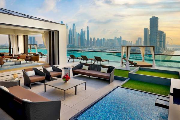 Außenbereich des Marriott Resort Palm Jumeirah in Dubai mit Blick auf die Skyline
