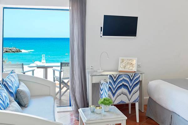 Zimmer im Knossos Beach Bungalows Suites Resort & Spa mit Blick auf das Meer.