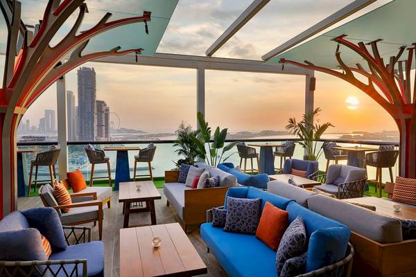 Lounge-Bereich im Marriott Resort Palm Jumeirah, Dubai mit Blick auf die Stadt.