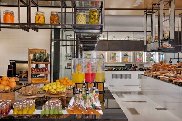 Frühstücksbuffet im Marriott Resort Palm Jumeirah, Dubai, mit verschiedenen Früchten und Getränken.