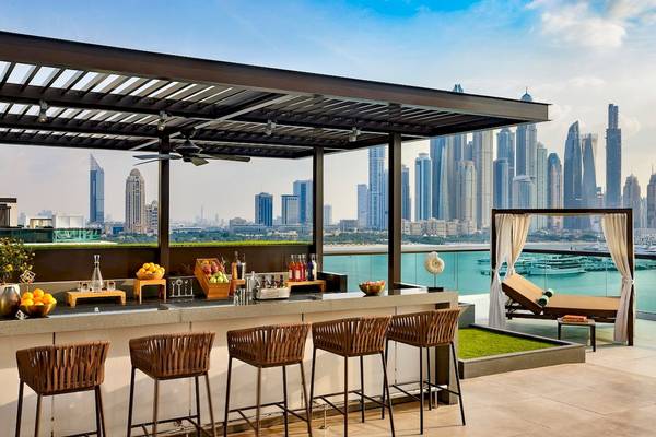 Bar auf der Dachterrasse des Marriott Resort Palm Jumeirah in Dubai mit Blick auf die Skyline.