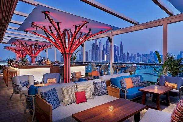 Loungebereich des Marriott Resort Palm Jumeirah in Dubai mit Blick auf die Skyline.
