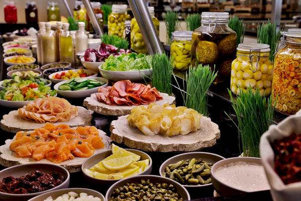 Buffet-Tisch im Marriott Resort Palm Jumeirah mit verschiedenen Vorspeisen, Aufschnitt, Salaten und Beilagen.