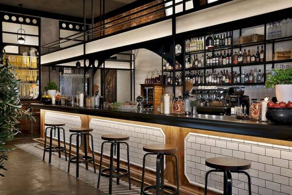 Hotelbar des Marriott Resort Palm Jumeirah in Dubai mit Theke, Barhockern und Regalen mit Alkohol.