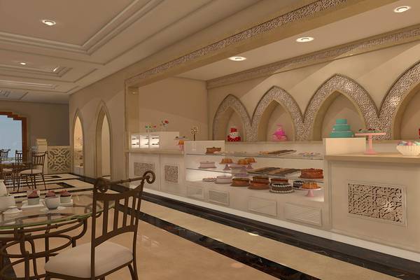 Innenansicht des Cafés im Grand Palace Hotel mit Kuchen, Desserts und Tischen.