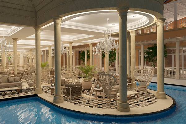 Innenansicht der Poolbar im Grand Palace Hotel mit Säulen, Kronleuchtern und Loungemöbeln