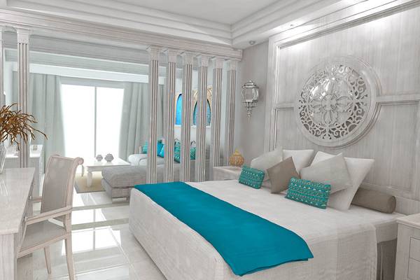 Innenansicht eines luxuriösen Schlafzimmers im Grand Palace Hotel mit weißen Wänden, einem großen Bett und dekorativen Elementen.