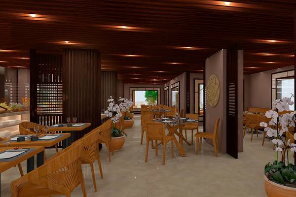 Innenansicht des The Grand Palace Restaurants mit runden Tischen, Stühlen und Holzdekoration.