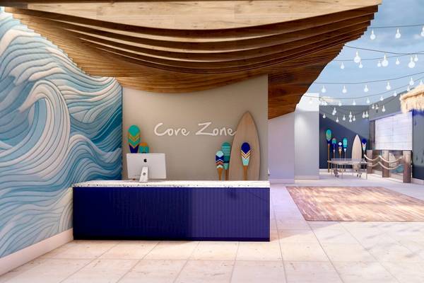 Innenansicht des Empfangsbereichs der Core Zone mit Monitor und Surfbrettern.