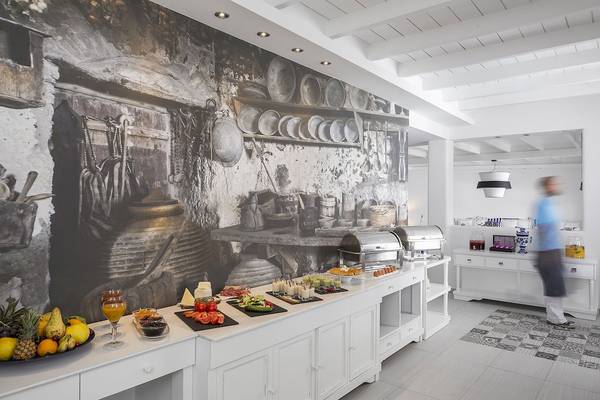 Frühstücksbuffet im Archipelagos Hotel mit verschiedenen Speisen und Getränken.