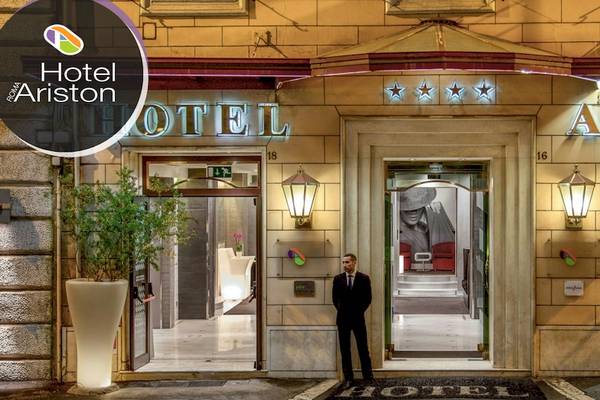 Eingang des Ariston Hotels mit drei Gästen vor der Tür und einem Mann im Anzug dahinter