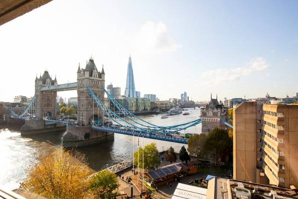 Aussicht aus dem Fenster des Tower Hotels in London auf die Tower Bridge und die Skyline.