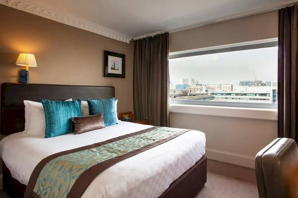 Das Zimmer im Tower Hotel in London mit Blick auf die Stadt.