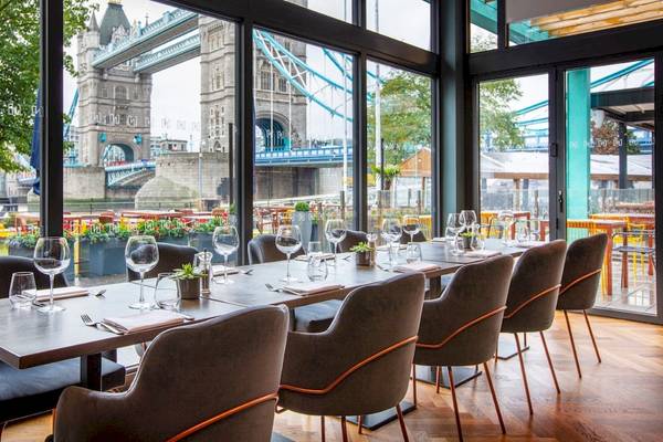 Innenansicht des Speisesaals im Tower Hotel, London mit Blick auf die Tower Bridge.