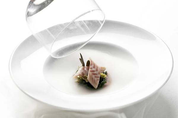 Ein Gericht im Archipelagos Hotel, serviert in einer weißen Schale mit klarem Flüssigkeitsüberzug.