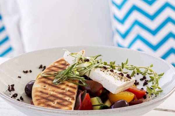 Gesundes Frühstück im Griechenland im Archipelagos Hotel mit Gemüse, Feta und Pita Brot.