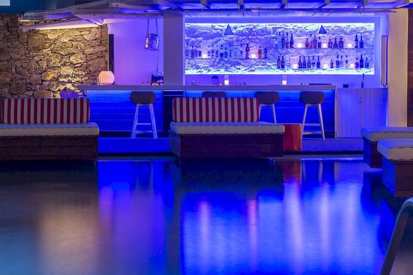 Die Poolbar des Archipelagos Hotels mit blauen Lichtern und Barhockern.