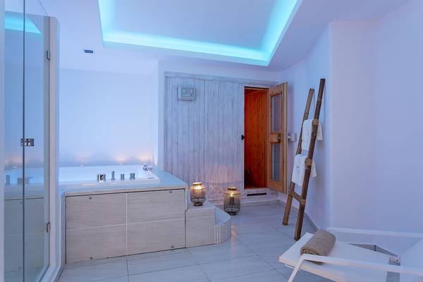 Badezimmer im Archipelagos Hotel mit Whirlpool und Saunazugang.