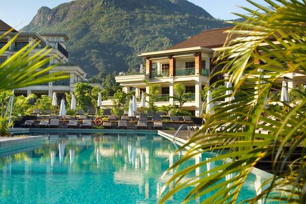 Außenbereich des Savoy Seychelles Resort & Spa mit Swimmingpool und tropischer Landschaft