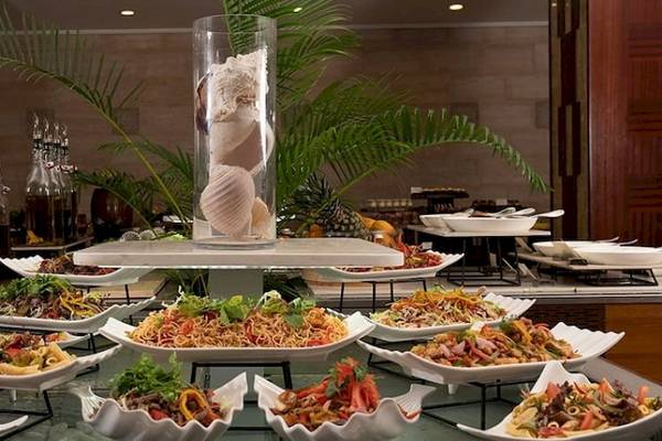 Buffet im Savoy Seychelles Resort & Spa mit verschiedenen Gerichten und Getränken.