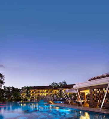 Außenbereich des Savoy Seychelles Resort & Spa mit Swimmingpool und Loungebereich.