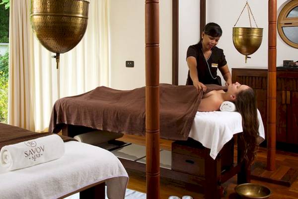 Eine Frau im Savoy Seychelles Resort & Spa genießt eine Massage.