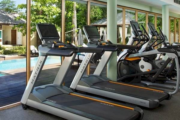 Fitnessstudio im Savoy Seychelles Resort & Spa mit Blick auf den Pool