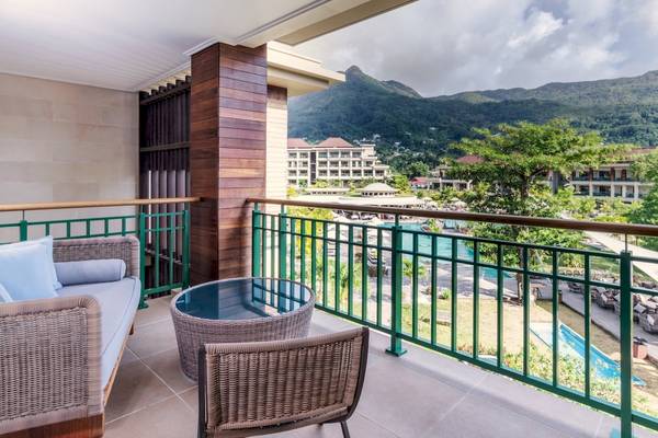 Blick vom Balkon des Savoy Seychelles Resort & Spa auf die Berge und den Swimmingpool