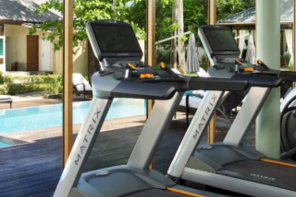 Treadmills im Savoy Seychelles Resort & Spa mit Blick auf den Pool