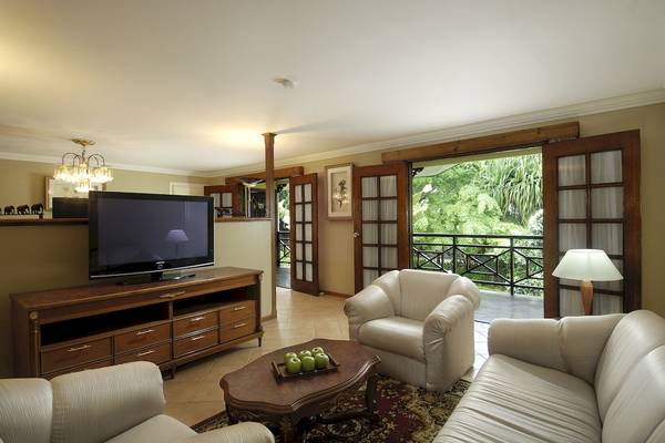 Wohnzimmer im Hotel Berjaya Beau Vallon Bay Resort & Casino mit Fernseher, Sofas und Tisch