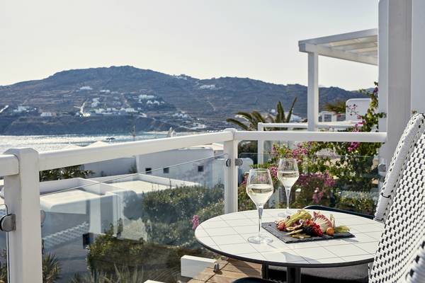 Archipelagos Hotel Balkon mit Aussicht auf Meer und Bergen