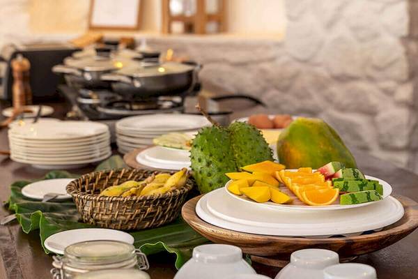 Frühstücksbuffet im Bliss Hotel Praslin mit Früchten und Gerichten.