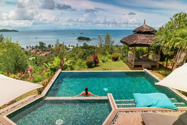 Ein Blick auf das Meer vom Pool des Le Duc de Praslin Hotels aus.
